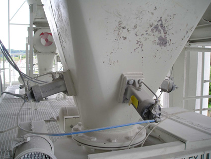 Interval Impactors move difficult bulk materials